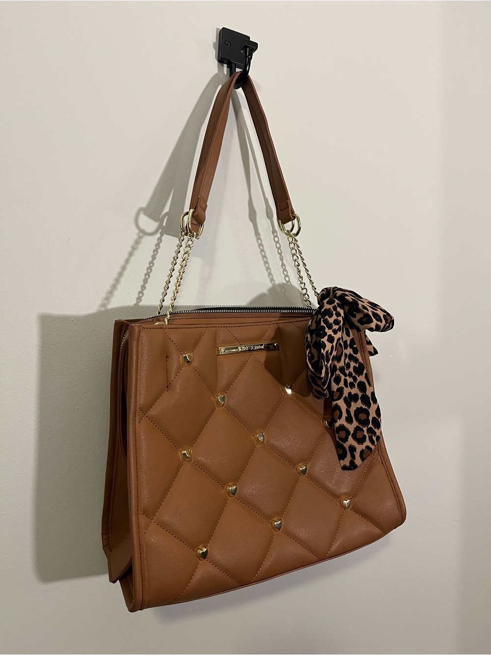 BETSEY JOHNSON Quilted Tan Shoulder Tote with Gold Accents and Leopard Scarf - Picture 2 of 6